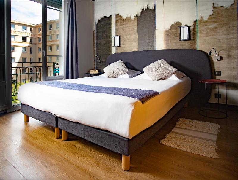 Deluxe Double Room with Balcony image 1