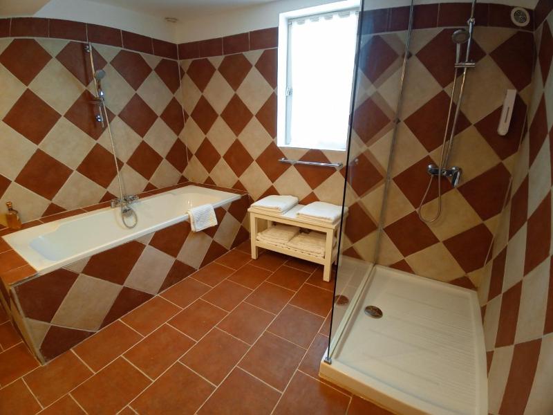 Queen Room with Two Queen Beds image 3