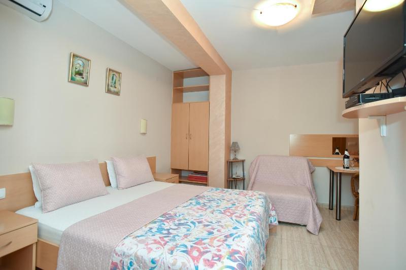 Studio (2 Adults) image 3