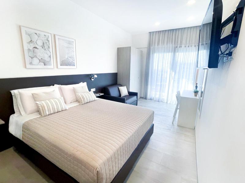 Deluxe Double Room with Balcony and Sea View image 4