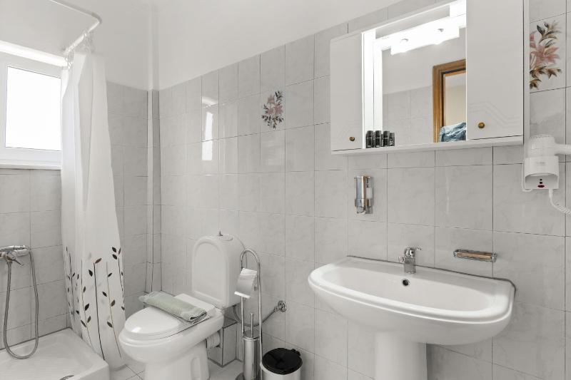 Standard Triple Room image 4