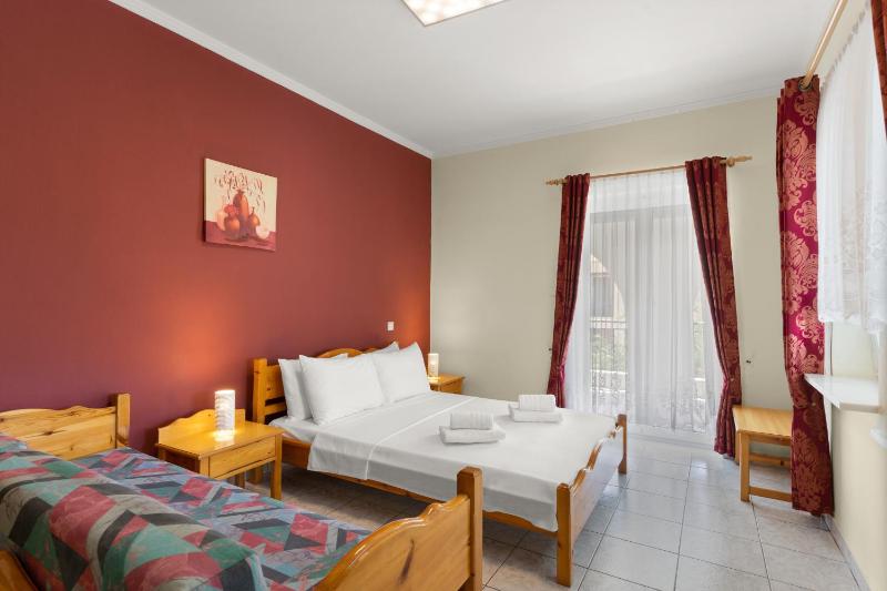 Standard Triple Room image 2