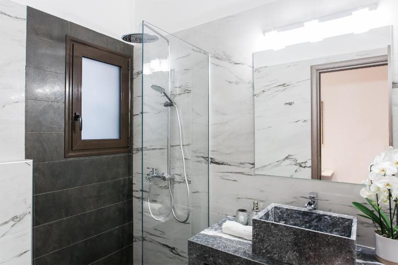 Nicholas Point Apartments and Rooms - image 6