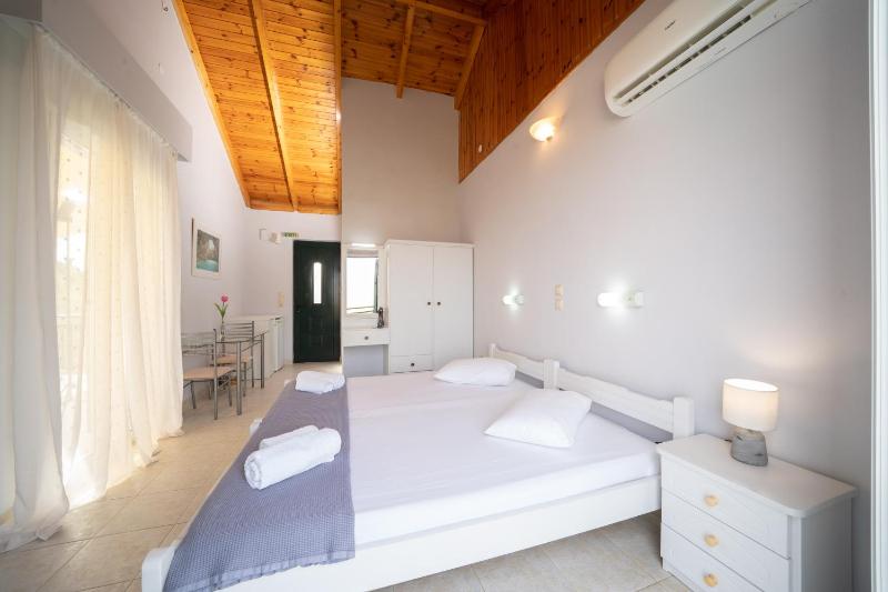 Double Room image 4