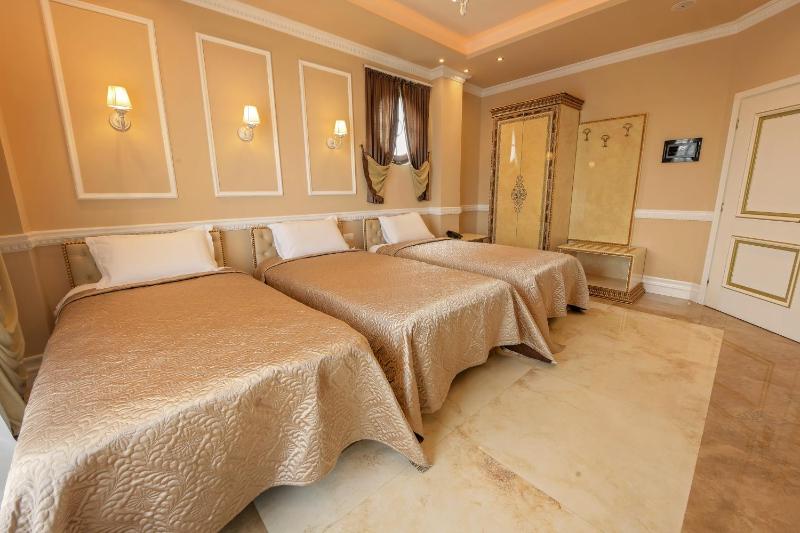 Deluxe Triple Room image 2