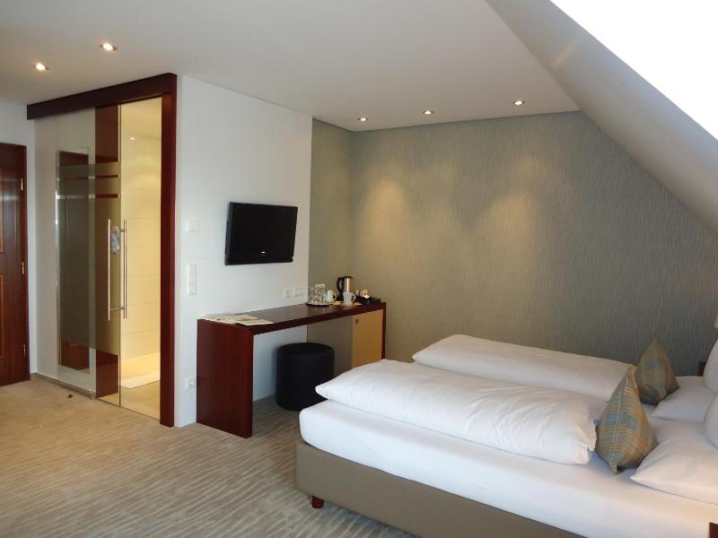 Double Room with Lake View image 2