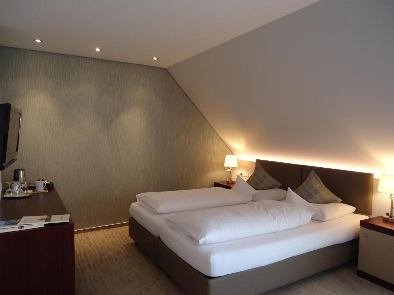Double Room with Lake View image 3