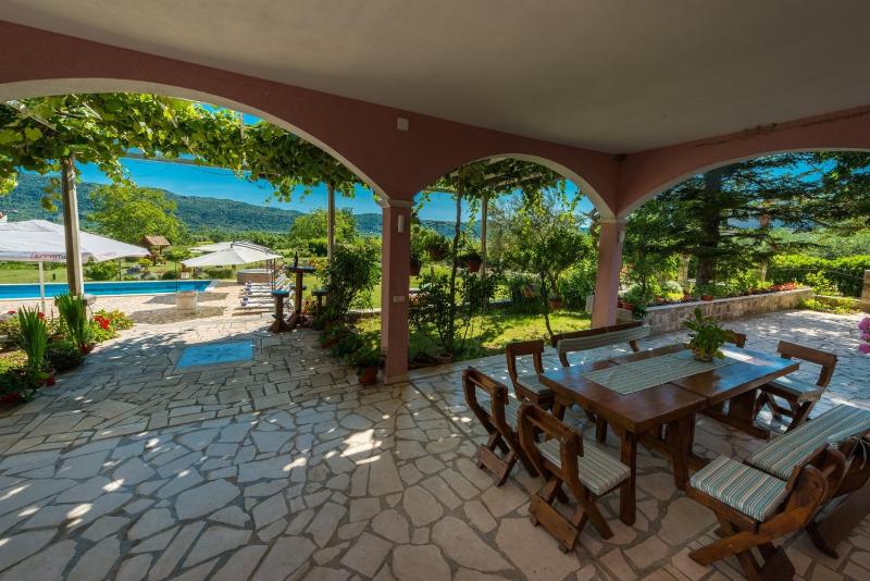 Four-Bedroom Villa with Terrace and Swimming Pool image 4