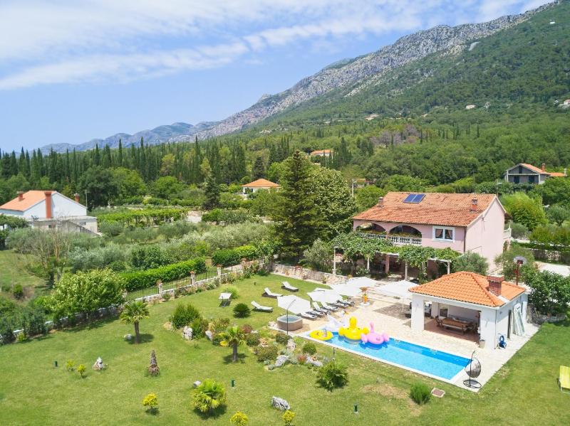 Four-Bedroom Villa with Terrace and Swimming Pool image 2