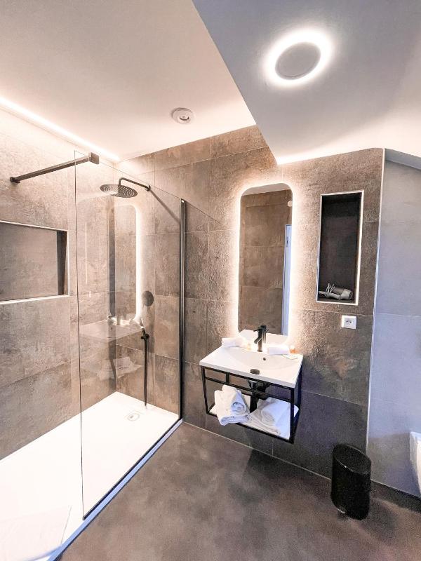 Large Double Room image 3