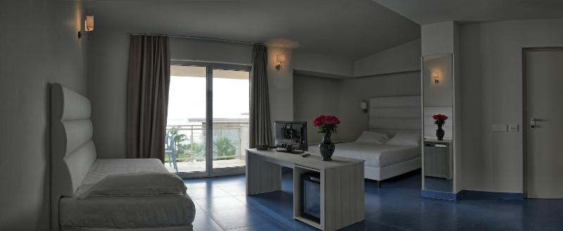 Junior Suite with Balcony image 1