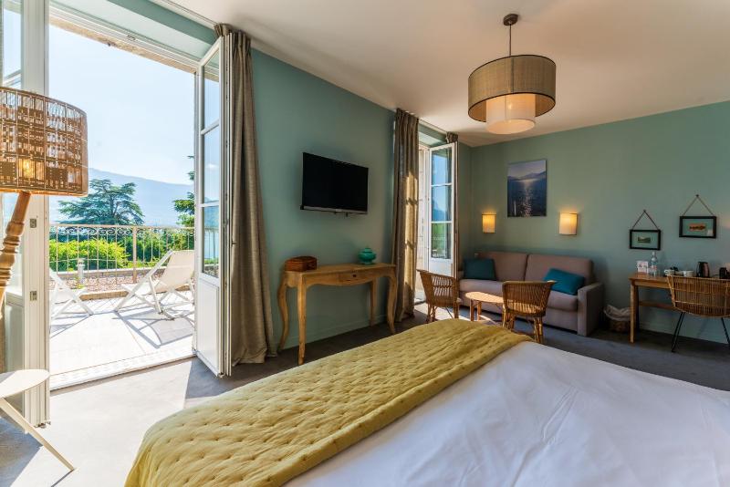 Junior Suite with Lake View with free spa access image 1