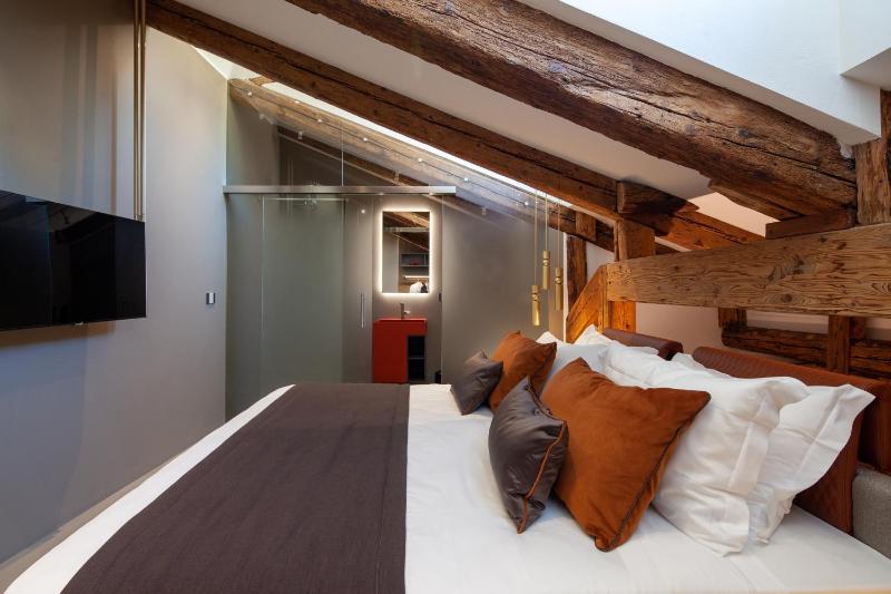 Deluxe Double or Twin Room image 1