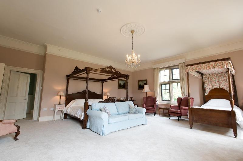 Large Double Room image 2