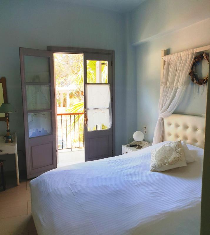 Classic Double Room with Side Sea View image 3