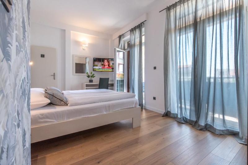 Double Room with Balcony image 1