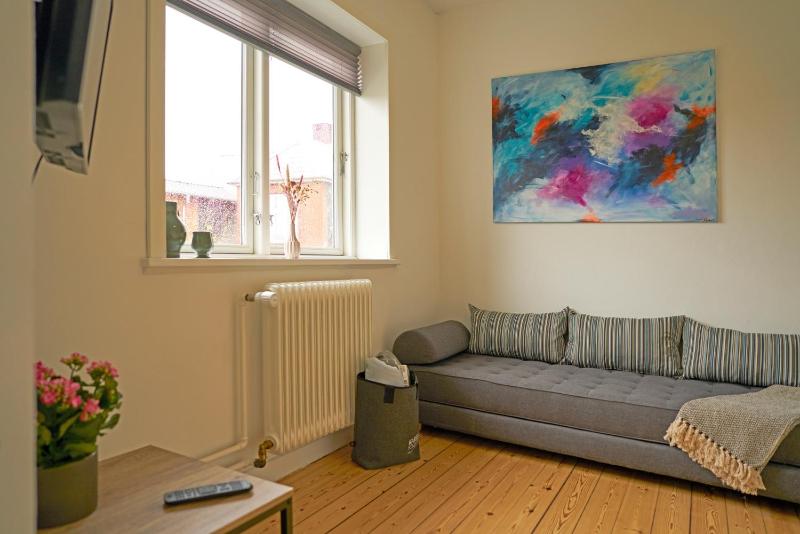 Family Room with Shared Bathroom image 3