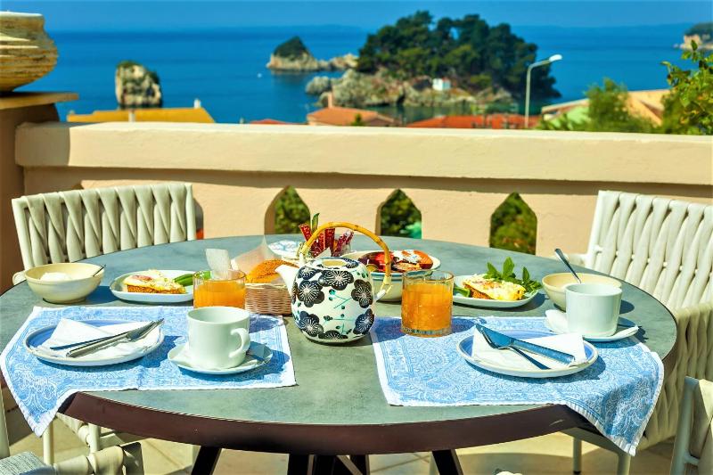 Deluxe Double Room with Sea View image 4
