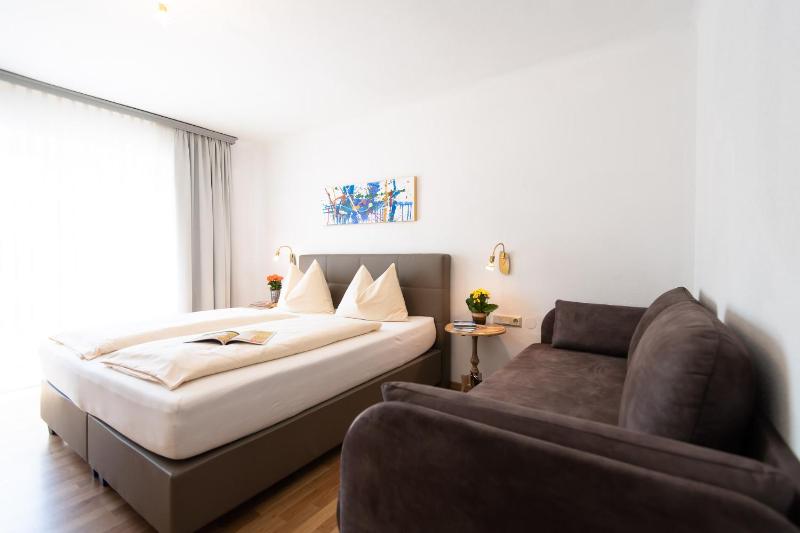 Double Room with Balcony image 4