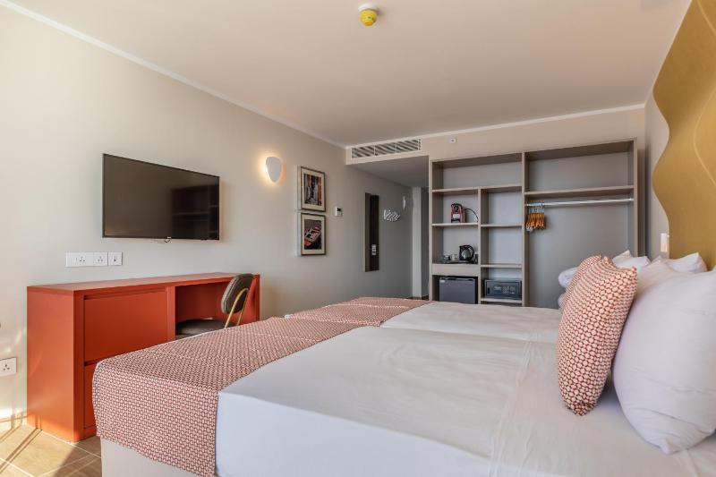 Double or Twin Room with Sea View image 3