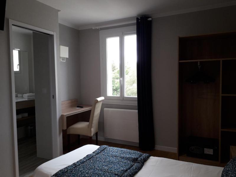 Twin Room image 4