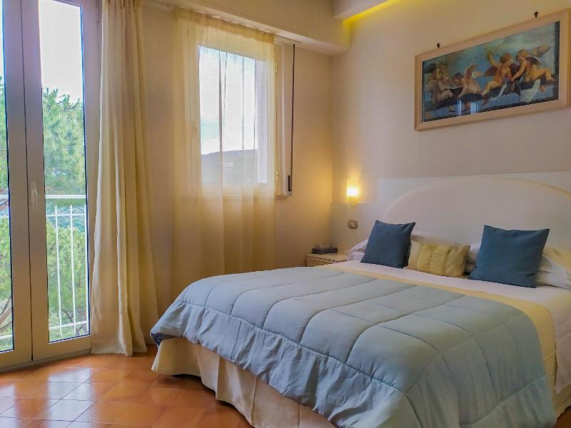 Double Room with Sea View image 3