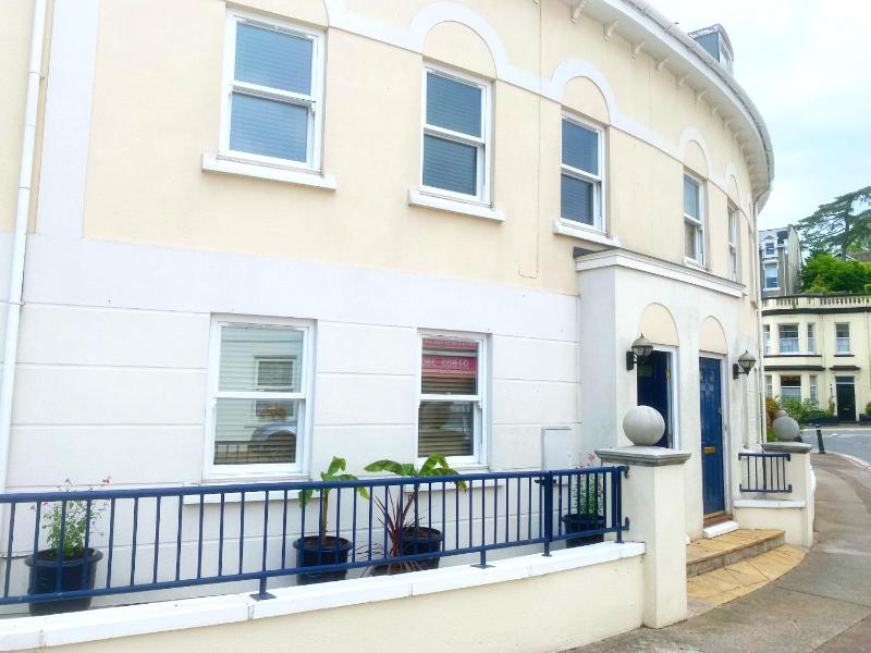 Lisburne Place - Luxury Three Bedroom Town House - image 46