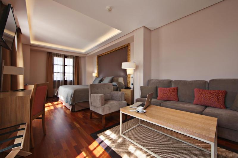 Deluxe King Room image 3