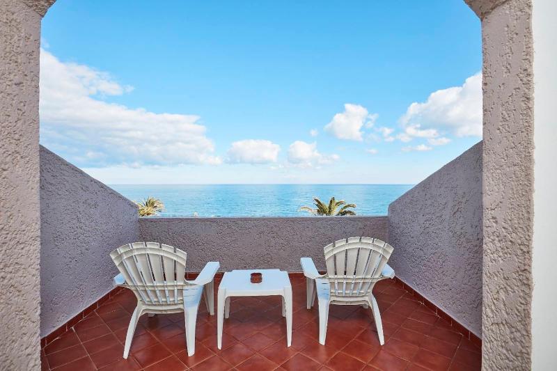 Double Room with Balcony and Sea View image 1