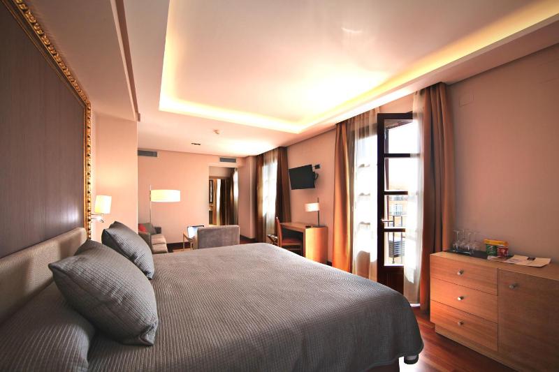 Deluxe King Room image 2