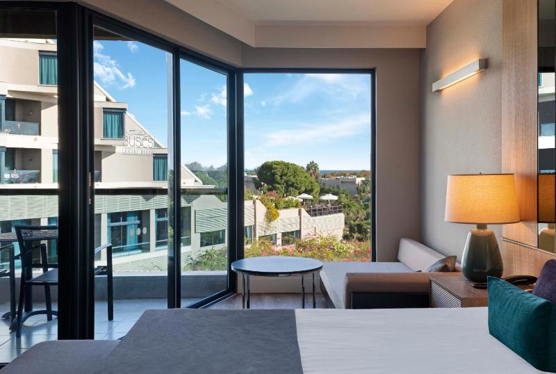 Deluxe Room with Side Sea View image 3