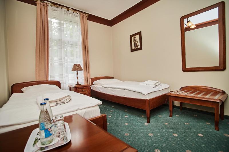 Standard Twin Room image 3