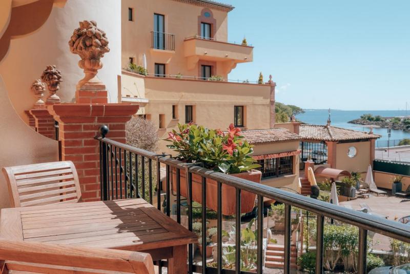 Superior Room with Balcony image 4