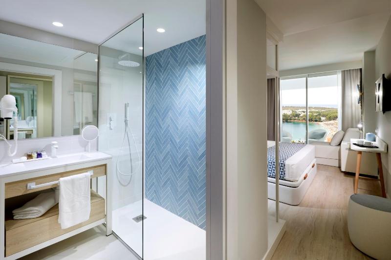 Deluxe Double Room with Sea View image 2