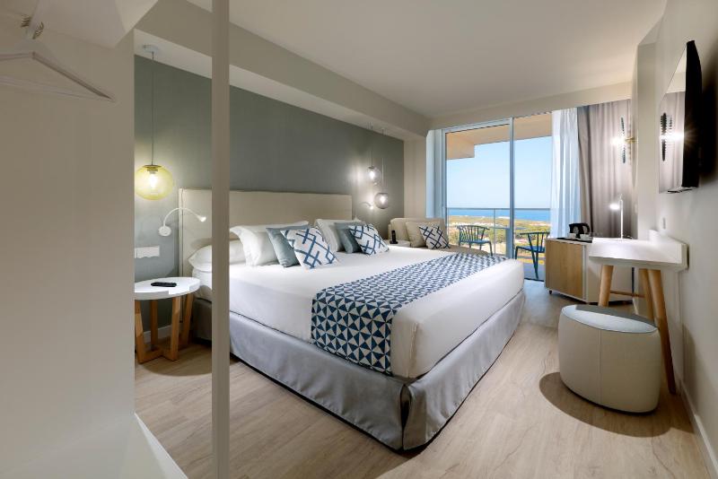 Deluxe Double Room with Sea View image 4