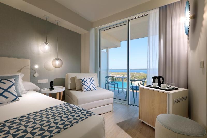 Deluxe Double Room with Sea View image 3