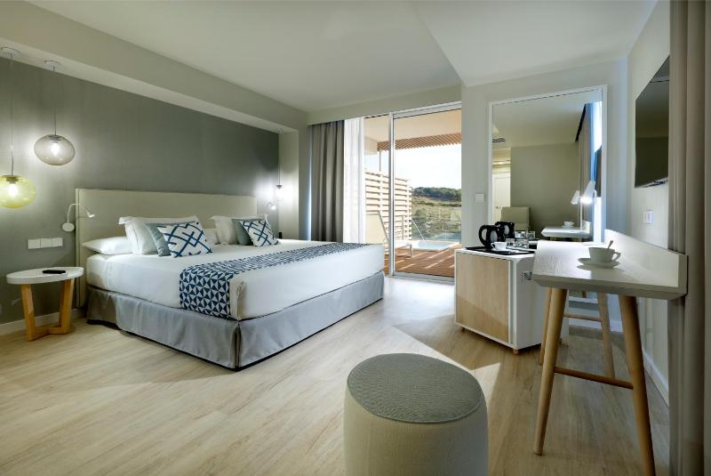 Deluxe Jacuzzi Terrace image 4