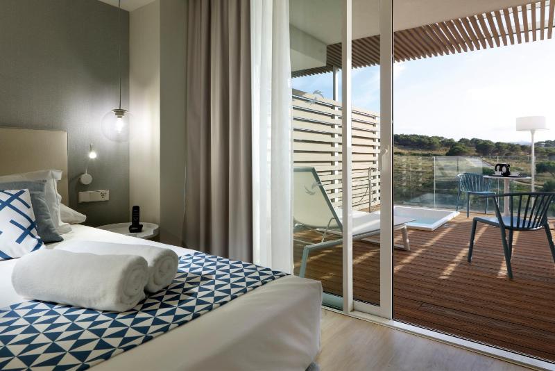 Deluxe Jacuzzi Terrace image 3