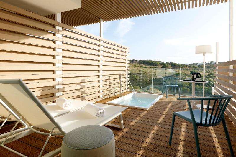 Deluxe Jacuzzi Terrace image 1
