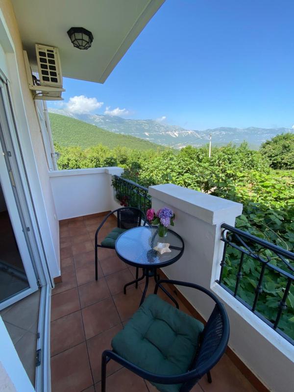 Studio (3 Adults) image 4