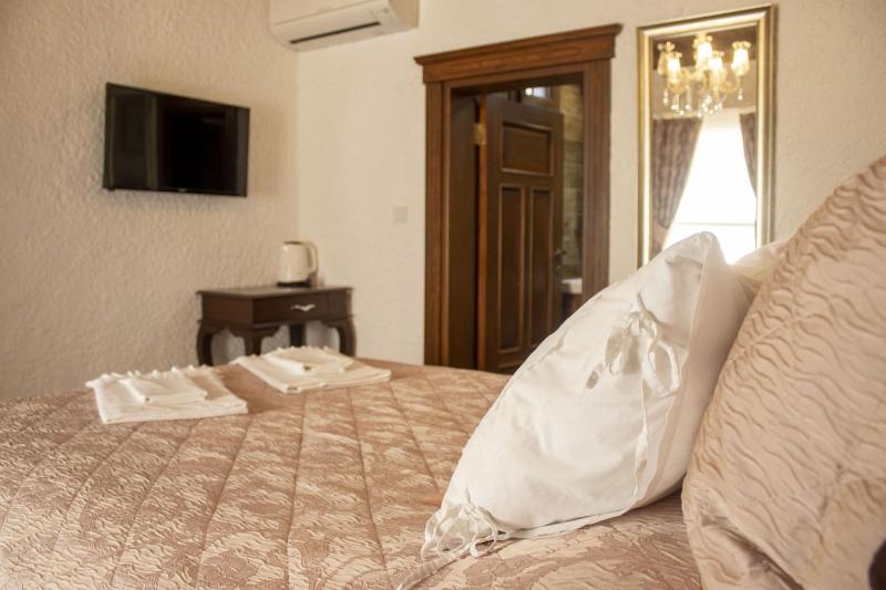 Superior Triple Room image 3