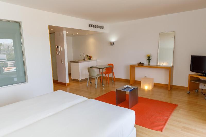 Superior Studio with Pool or Marina View image 1