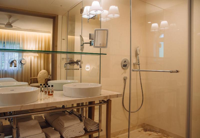 Premium Suite with Sea View (2 Adults + 1 Child up to 10 years old) image 1