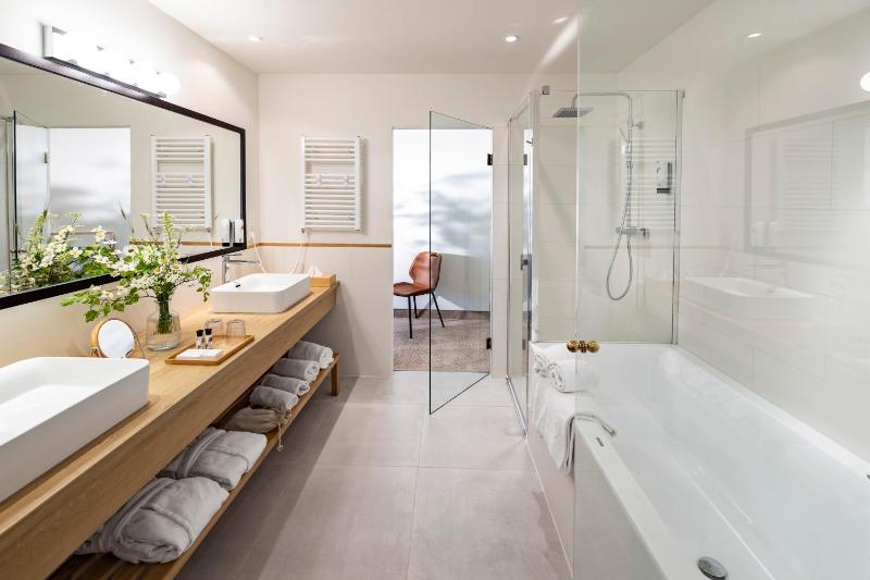 Deluxe Double Room image 2