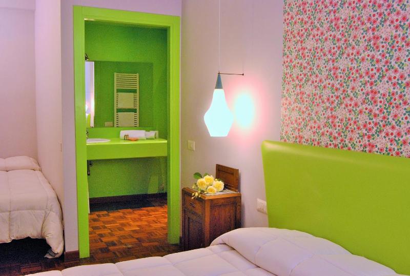 Standard Triple Room image 4