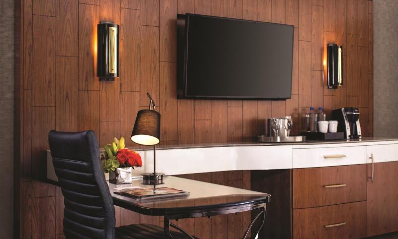 Resort King Room image 4