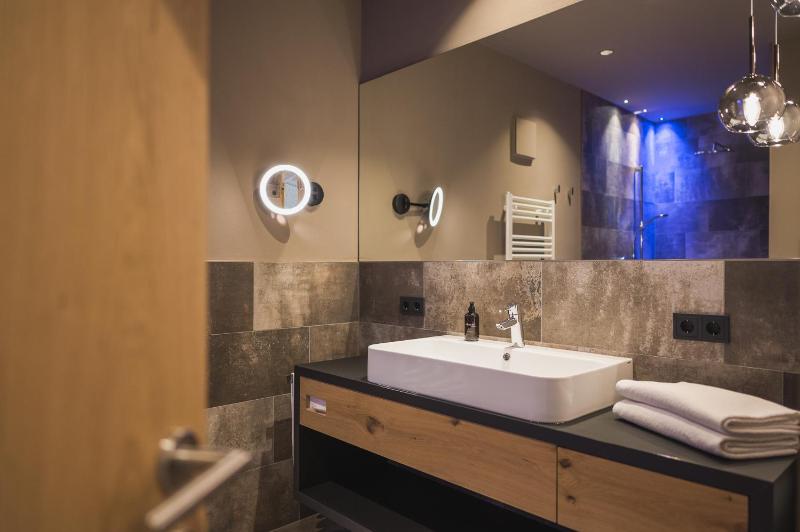Superior Double Room with Balcony image 2