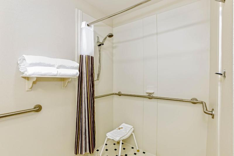 Deluxe Room with Two Double Beds and Mobility/Hearing Access, Bathtub with Grab Bars image 2