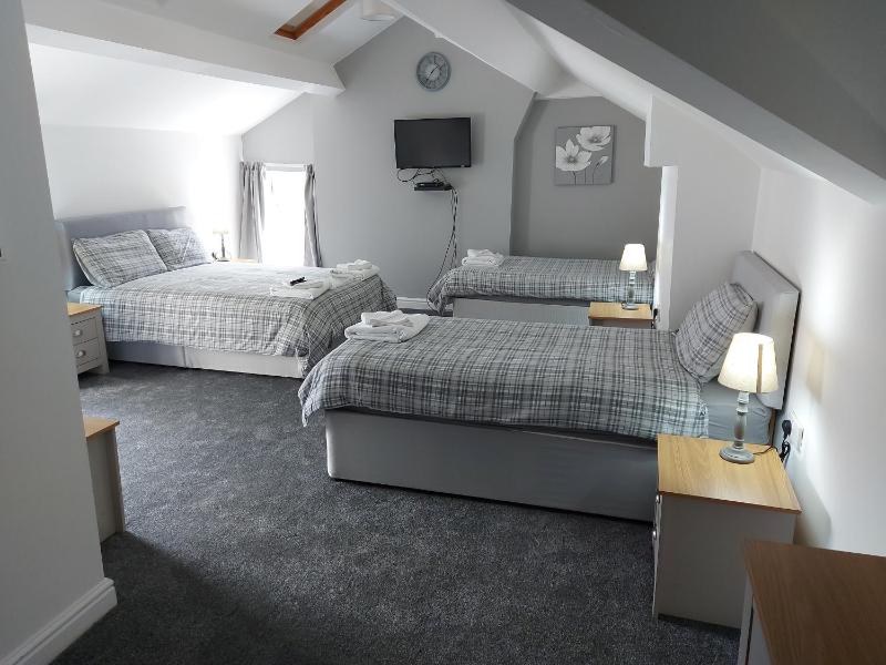 Classic Quadruple Room image 3