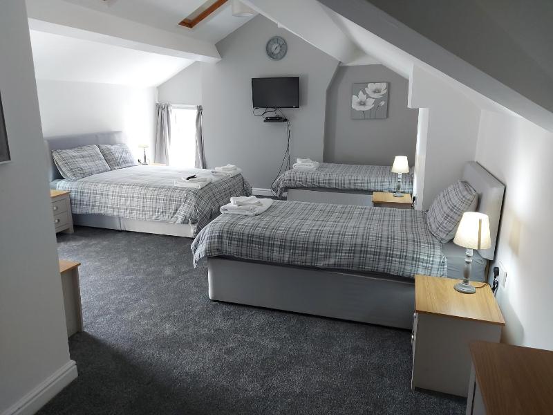 Classic Quadruple Room image 2